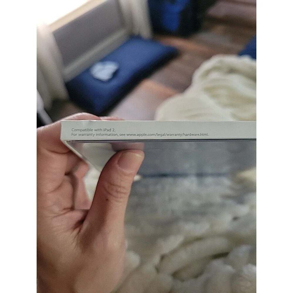 New in Box Apple Smart Cover for Ipad 2 9.7in Light Blue